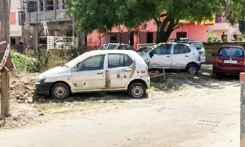 Thoraipakkam residents want mystery car removed from street