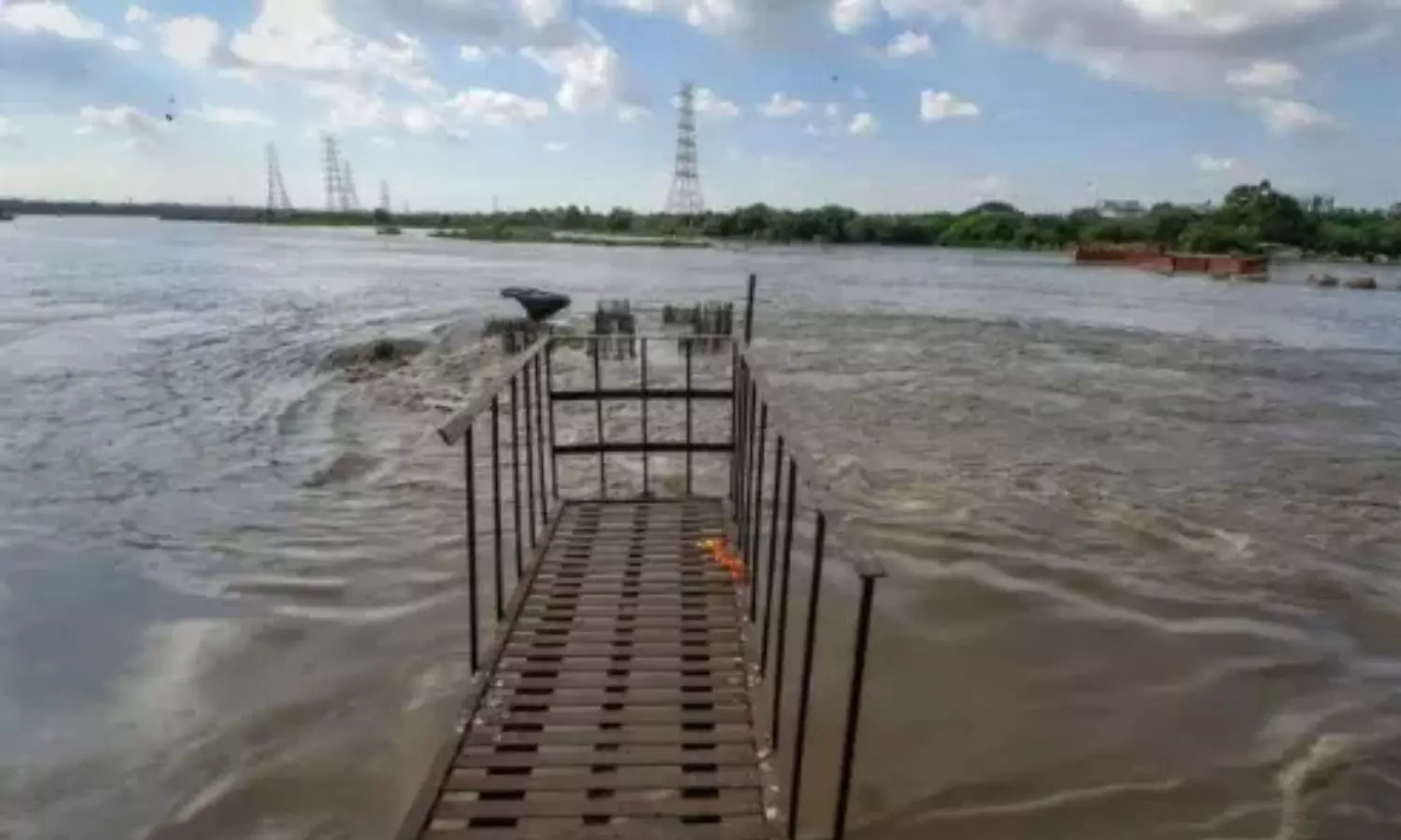 Yamuna waters reach Taj Mahal, no threat to monument, says ASI
