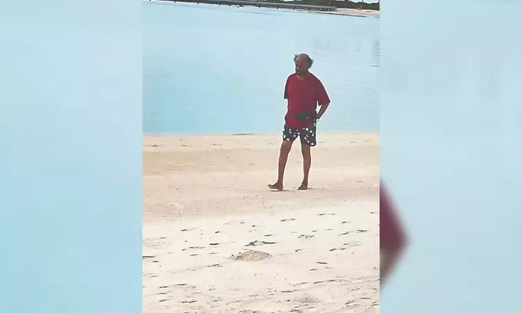 Picture of Rajinikanth chilling on Maldives beach goes viral