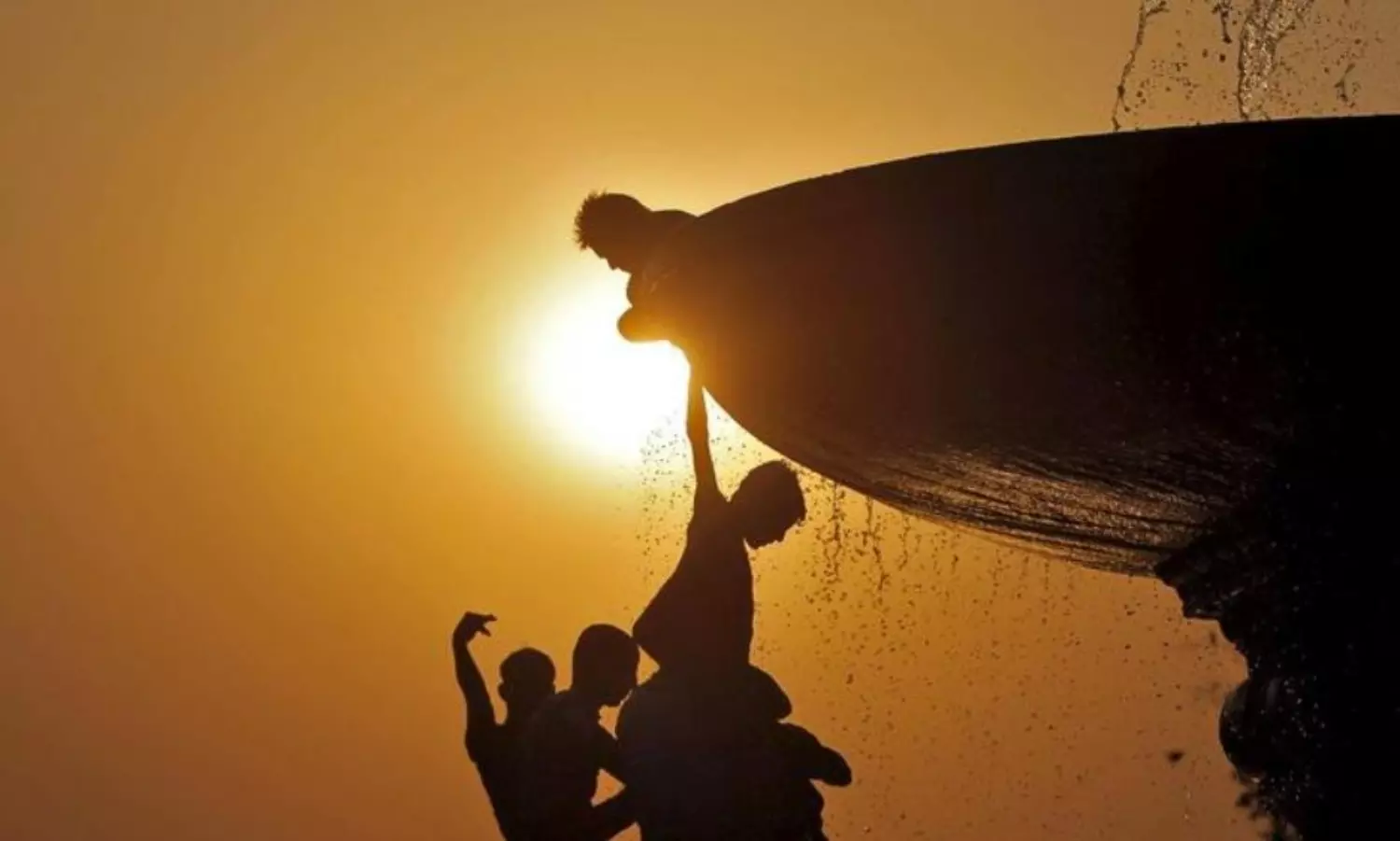 WHO urges govts to set up surveillance for people at risk from heatwaves