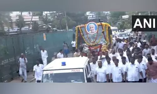 Mortal remains of Oommen Chandy taken to Kottayam from Thiruvananthapuram