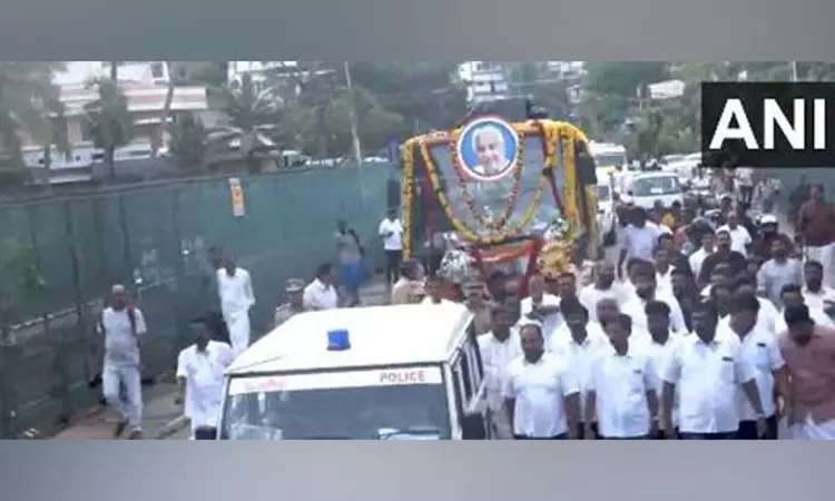 Mortal remains of Oommen Chandy taken to Kottayam from Thiruvananthapuram