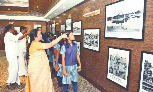 Corpn students visit Kalaignar library