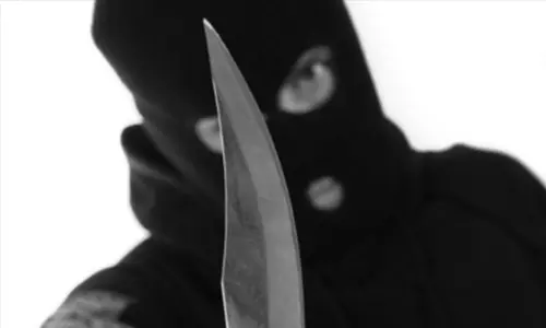 Gang robs elderly man of jewels, Rs 7.4 lakh cash at knifepoint