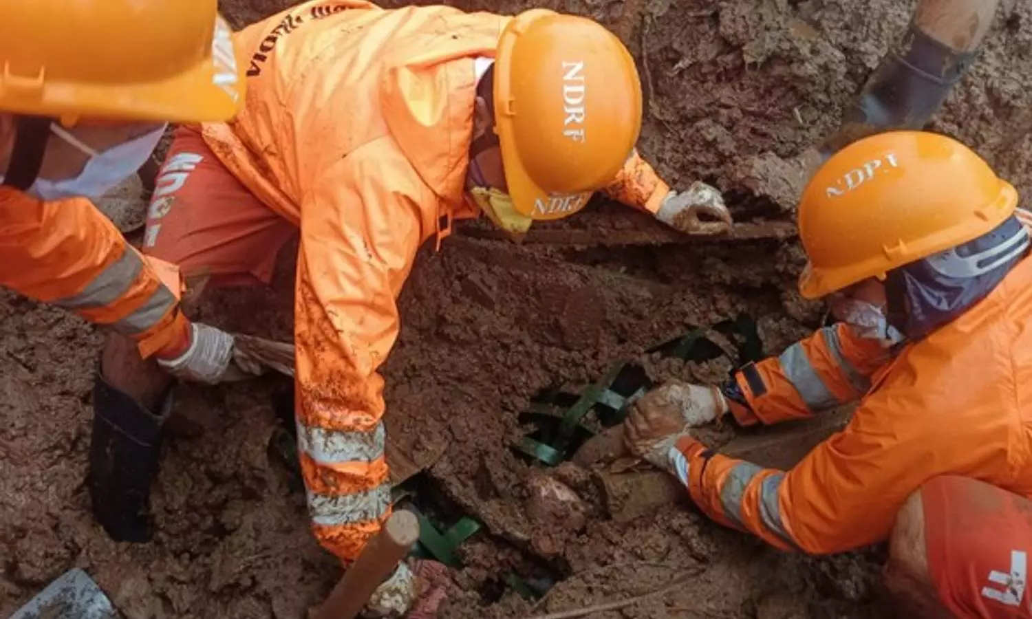 Maha: Raigad landslide toll rises to 22, NDRF resumes search op Maha: Raigad landslide toll rises to 22, NDRF resumes search op