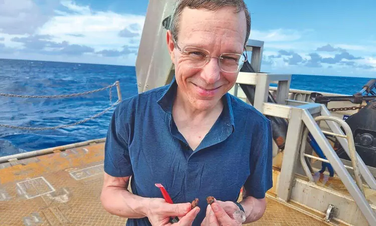 Scientist’s deep dive for alien life leaves his peers dubious Scientist’s deep dive for alien life leaves his peers dubious