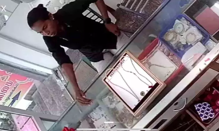 Woman poses as customer, runs away with six sovereign gold chains