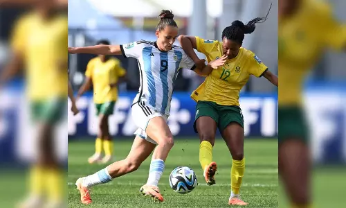 South Africa squander two-goal lead, held 2-2 by Argentina