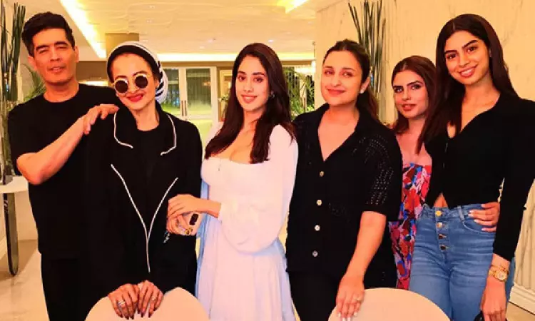 Rekha looks stylish as she poses with Janhvi, Parineeti at Manish’s get-together Rekha looks stylish as she poses with Janhvi, Parineeti at Manish’s get-together