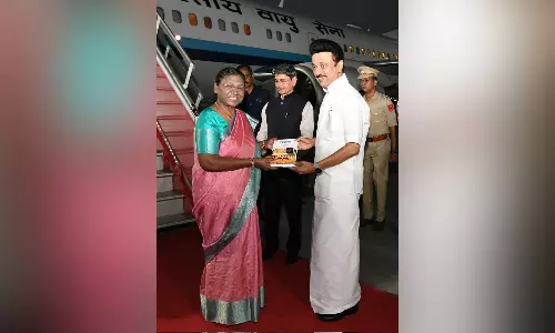 Stalin greets Murmu at Chennai airport