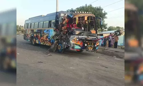 24 people injured as lorry rams into a pvt bus near Kancheepuram on NH