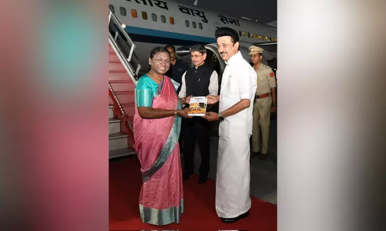 Stalin greets Murmu at Chennai airport