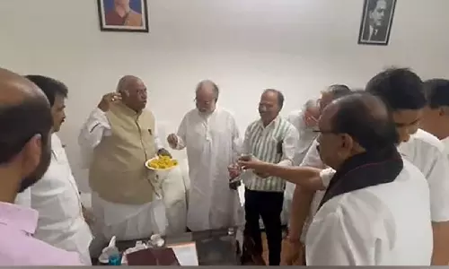 Congress leaders celebrate Rahuls Lok Sabha membership restoration