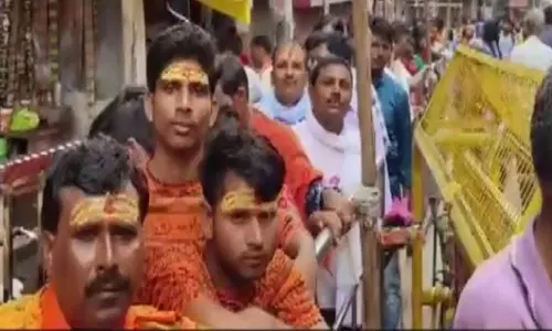 Devotees throng Kashi Vishwanath temple to offer prayers