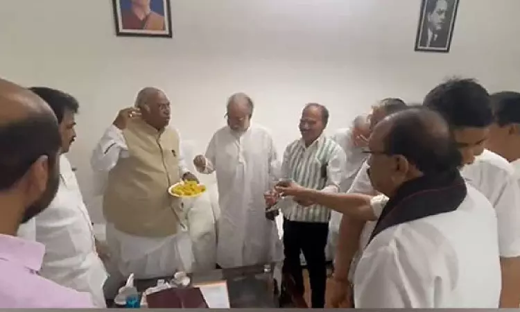 Congress leaders celebrate Rahuls Lok Sabha membership restoration