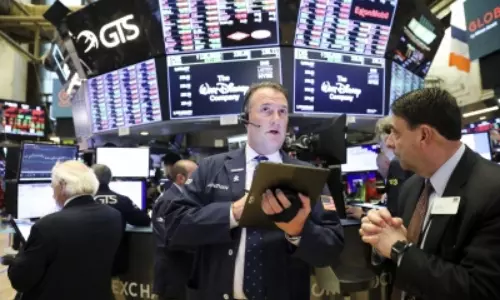 US stocks sink as Moodys warns it could cut credit ratings of 6 big banks