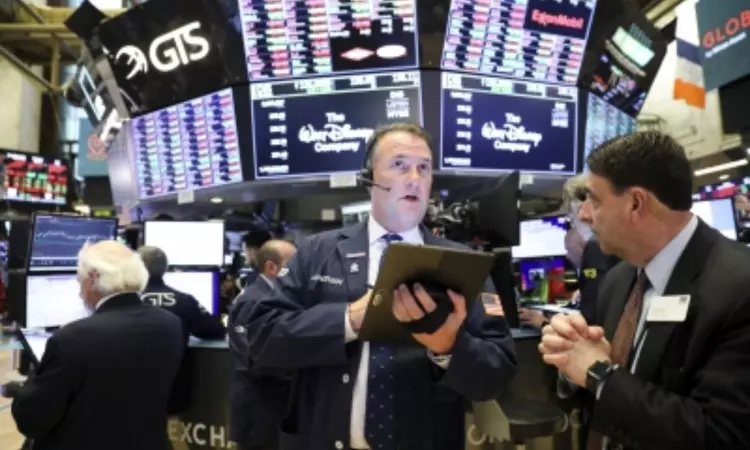 US stocks sink as Moodys warns it could cut credit ratings of 6 big banks