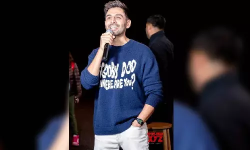 Kartik Aaryan blushes at getting proposed for marriage by a fan in Melbourne