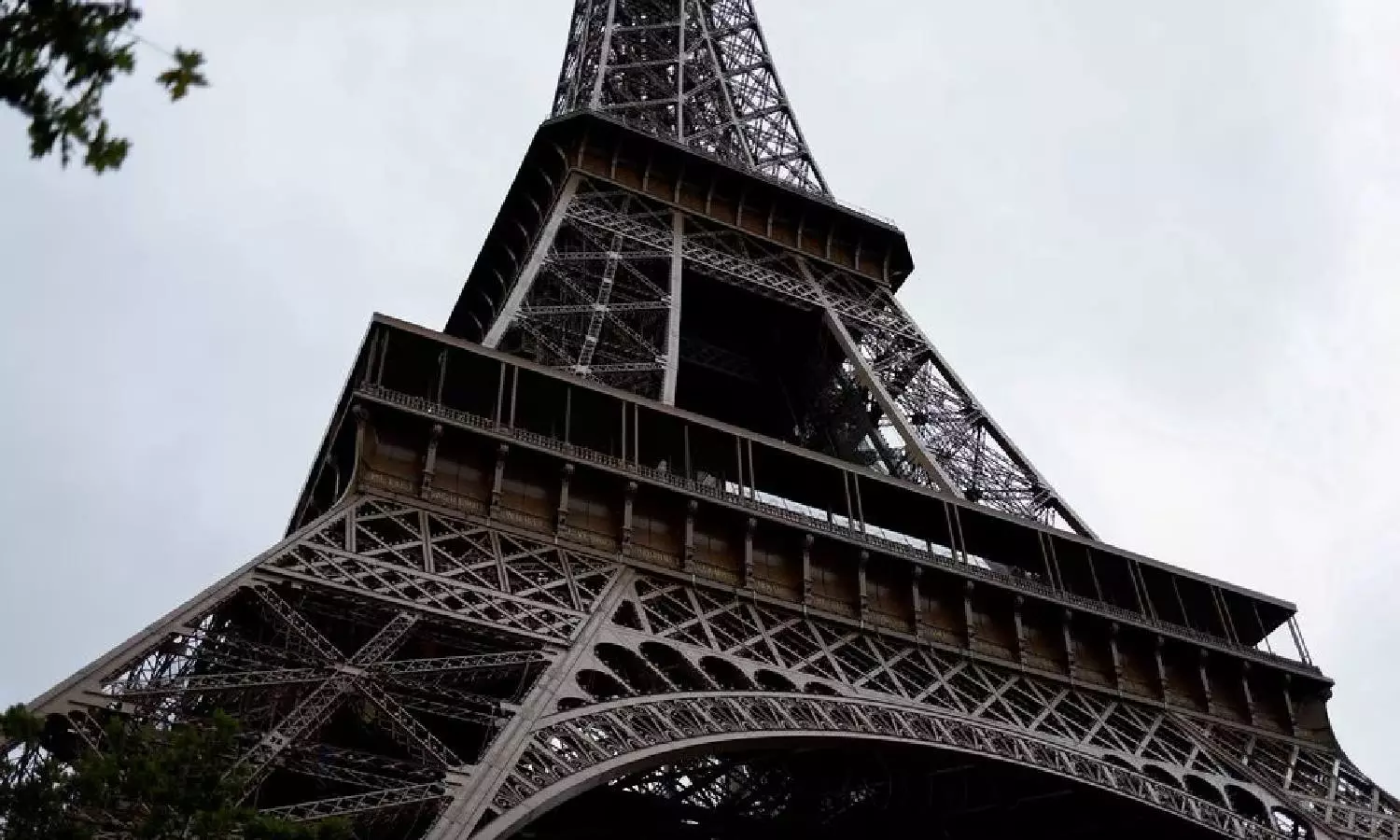 Eiffel Tower briefly evacuated after bomb threat