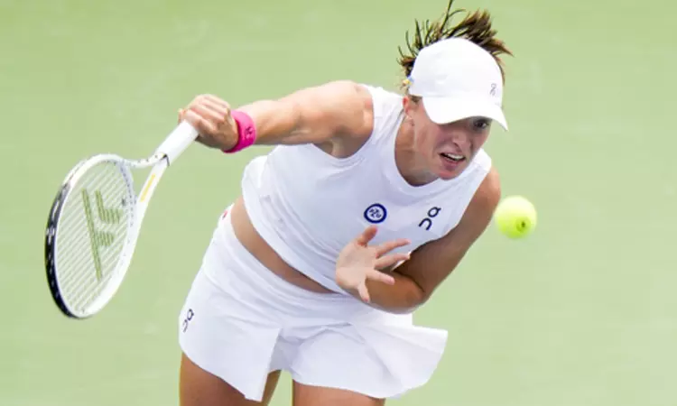 Canadian Open: Swiatek holds off Collins, to face Pegula in semis