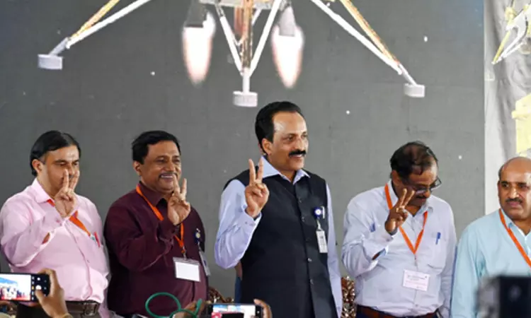 ISRO establishes communication link with moon lander ISRO establishes communication link with moon lander