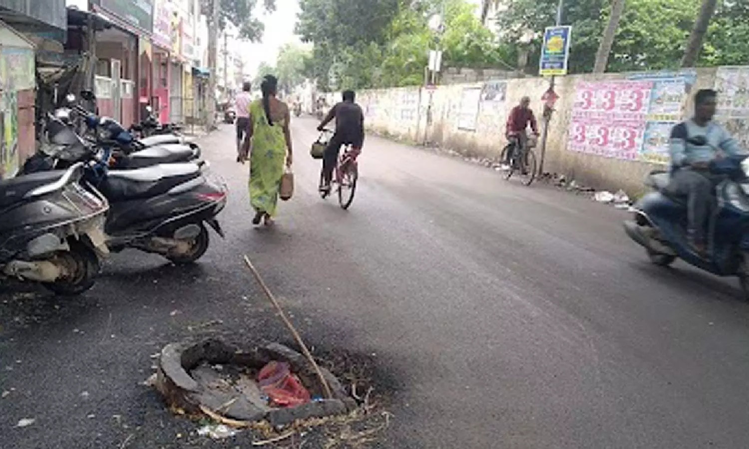 Commuters in Iyyapanthangal urge civic body to cover pothole
