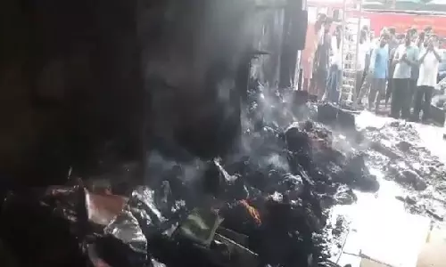 AP: Fire breaks out in Srikakulam shopping mall