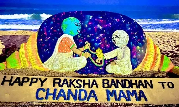 Sand artist Sudarshan shows tribute to Chandrayaan-3 on Raksha Bandhan