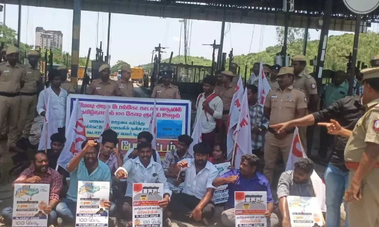 Youth protest continuation of Paranur toll plaza, held