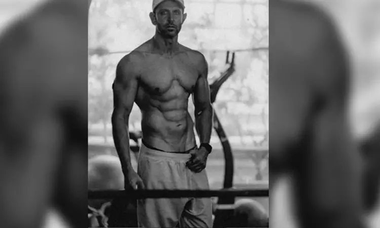 Hrithik flaunts his ripped abs in new shirtless pic, Saba Azad reacts Hrithik flaunts his ripped abs in new shirtless pic, Saba Azad reacts