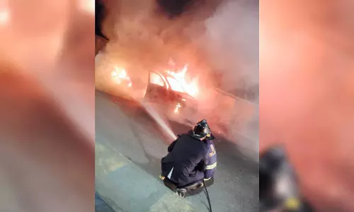 Car catches fire in Thane; 7 of family escape unhurt