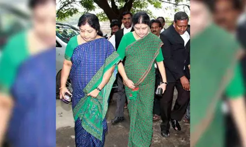 K’taka Lokayukta court issues non bailable warrant against Sasikala, Ilavarasi