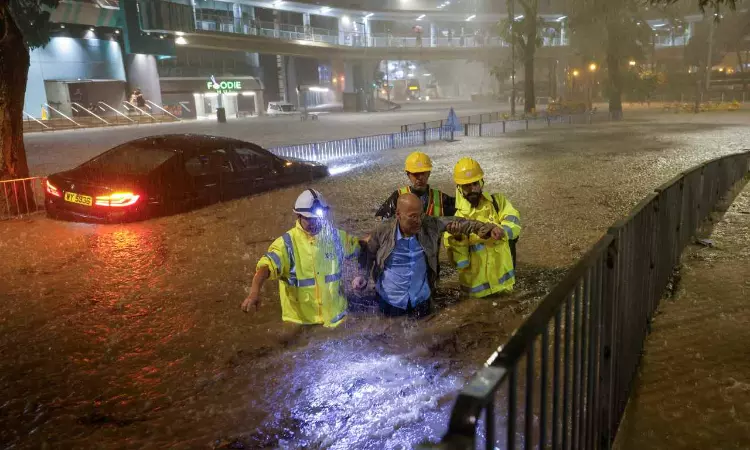 Hong Kongs heaviest rain in at least 140 years floods city streets