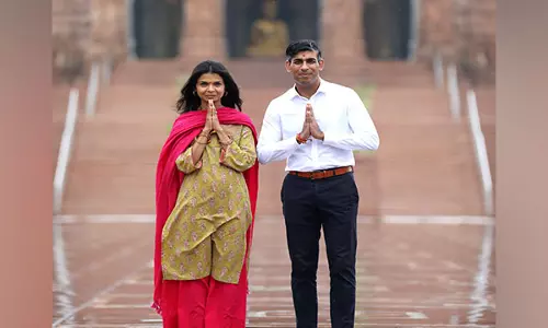 Rishi Sunak, wife Akshata Murty offer prayers at Delhi’s Akshardham Temple