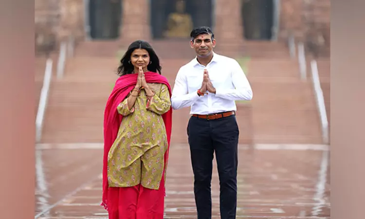 Rishi Sunak, wife Akshata Murty offer prayers at Delhi’s Akshardham Temple