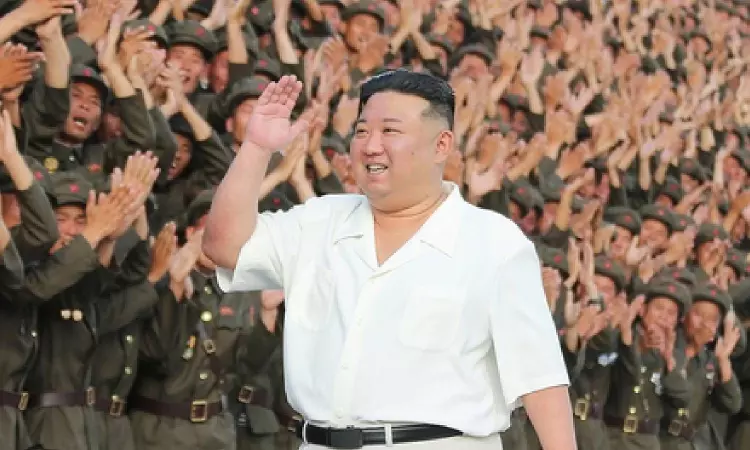 Kim Jong-un has photo session with paramilitary parade participants