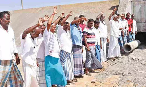 Farmers protest against setting up toll gate at Palapalayam in Erode
