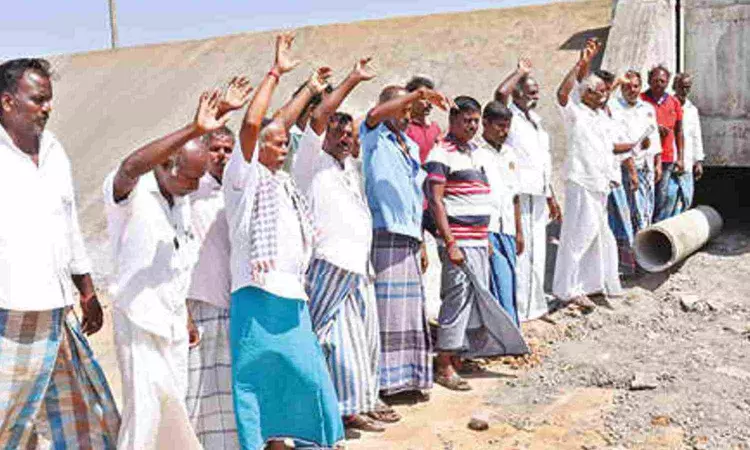 Farmers protest against setting up toll gate at Palapalayam in Erode