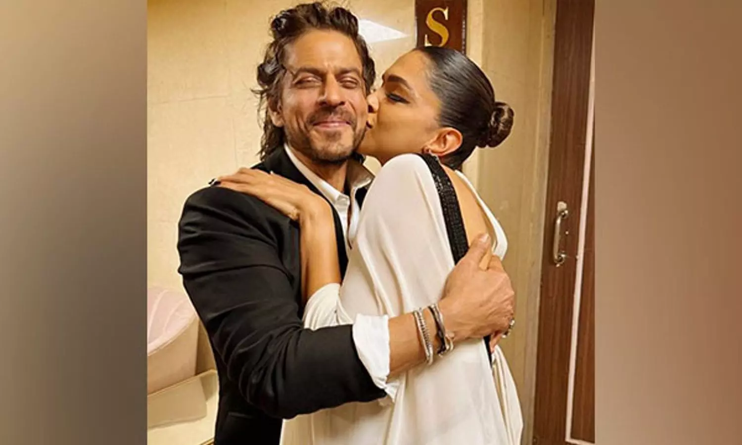 Deepika gives a peck on SRKs cheek, Ranveers reaction will make you say "aww" Deepika gives a peck on SRKs cheek, Ranveers reaction will make you say "aww"