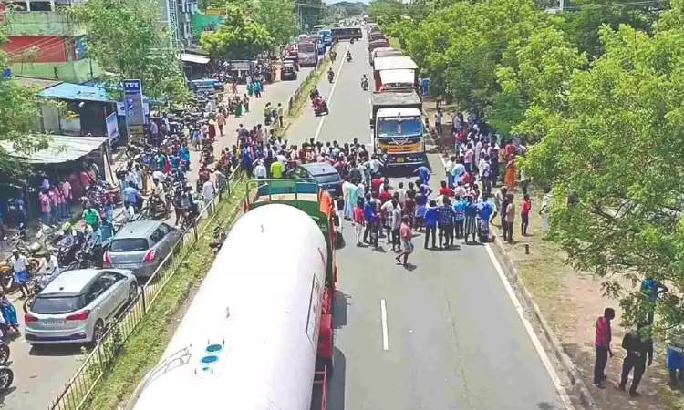 Mochery villagers block NH seeking FoB at ‘dangerous’ spot Mochery villagers block NH seeking FoB at ‘dangerous’ spot