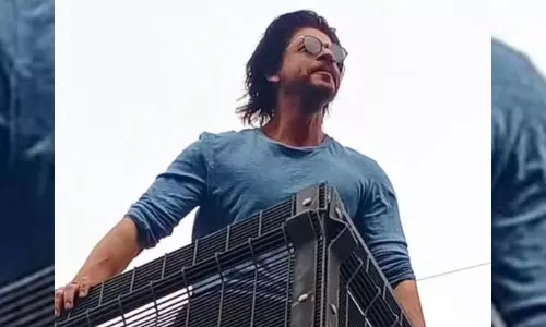 Shah Rukh Khan greets fans outside Mannat, after success of ‘Jawan’