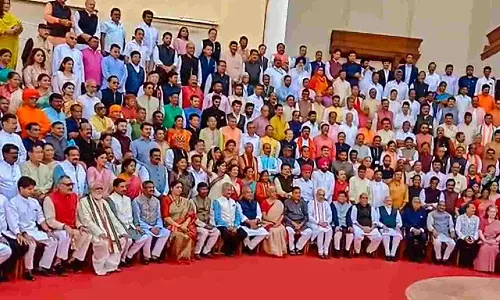 MPs turn up in myriad colours for farewell pic at old Parliament building MPs turn up in myriad colours for farewell pic at old Parliament building