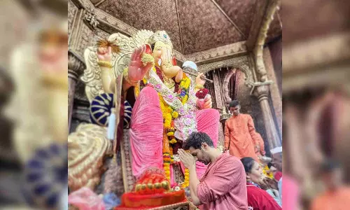 Kartik Aaryan visits Lalbaugcha Raja on 1st day of Ganesh Chaturthi