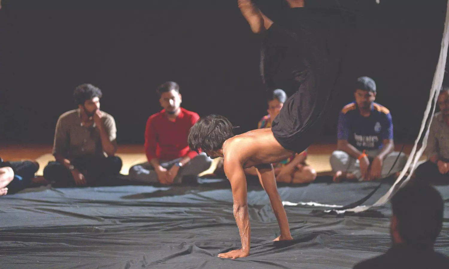 Artiste Lost in Oscillation dances to his self-doubt