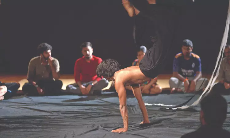 Artiste Lost in Oscillation dances to his self-doubt Artiste Lost in Oscillation dances to his self-doubt