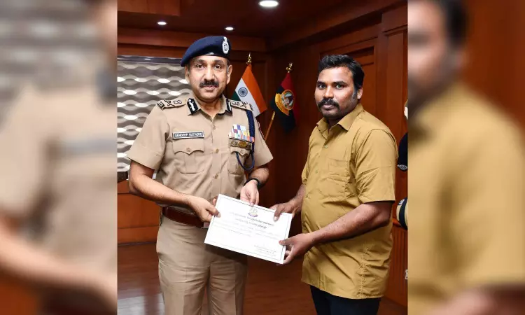 Chennai Police Commissioner felicitates auto driver for rescuing women from drowning