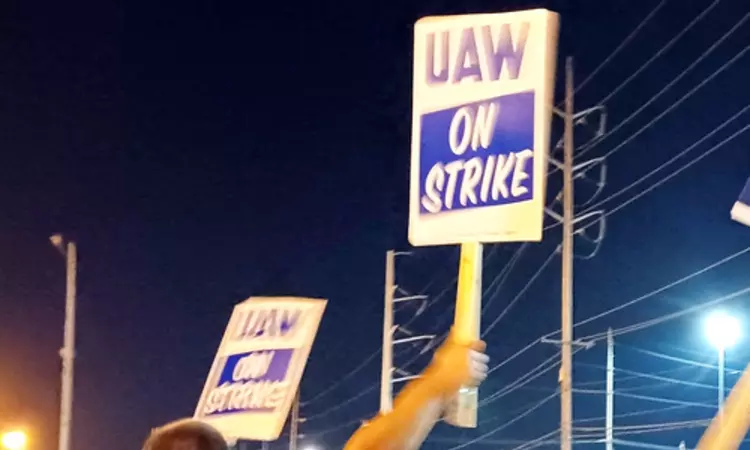 UAW strike against major US automakers continues, negotiations on