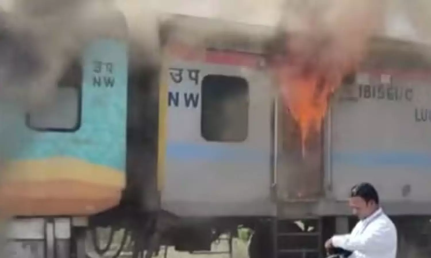 Fire breaks out in Humsafar Express, no casualty reported Fire breaks out in Humsafar Express, no casualty reported