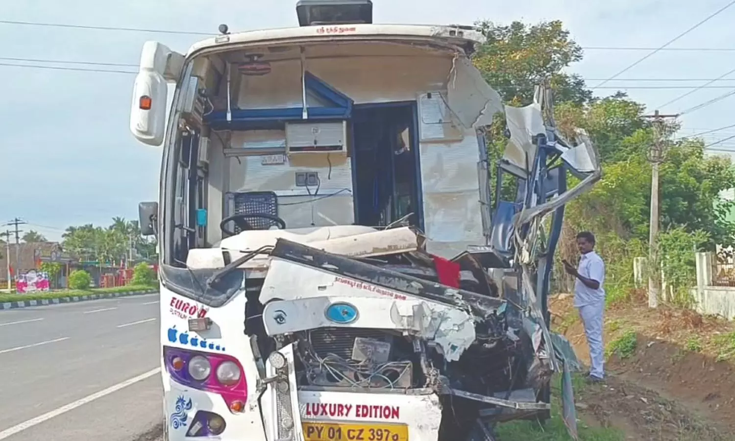 14 passengers injured after buses collide near Maduranthagam 14 passengers injured after buses collide near Maduranthagam