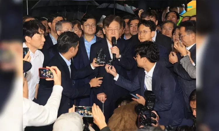 S.Korean court rejects arrest warrant for oppn leader over corruption charges